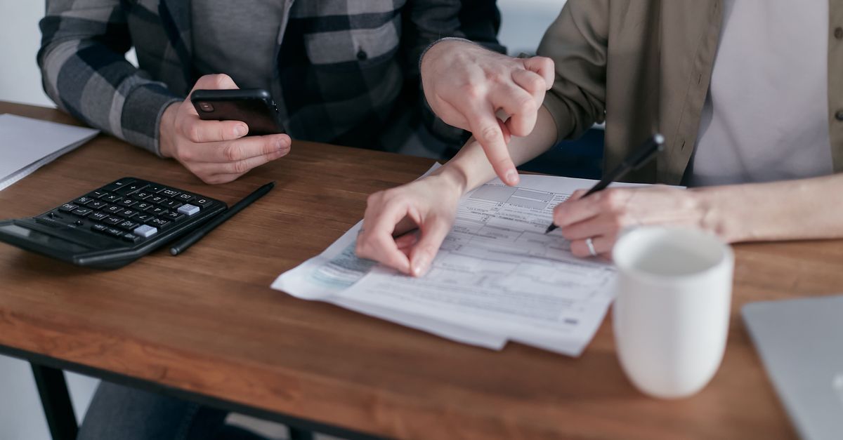 Dos personas revisando un presupuesto sobre una mesa
