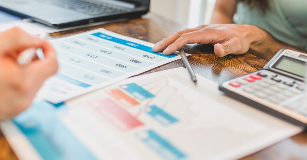 Persona revisando gráficas de ventas en su escritorio