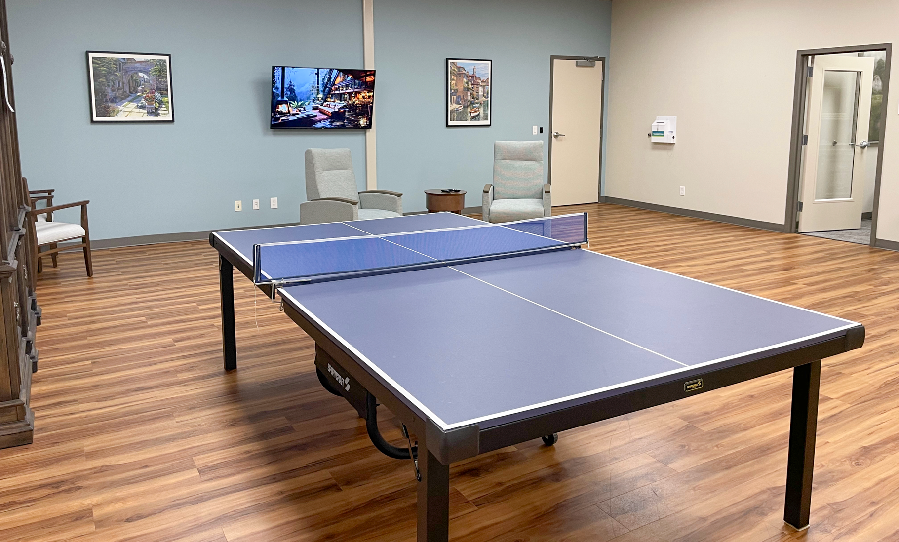 Entertainment area with a ping pong table.
