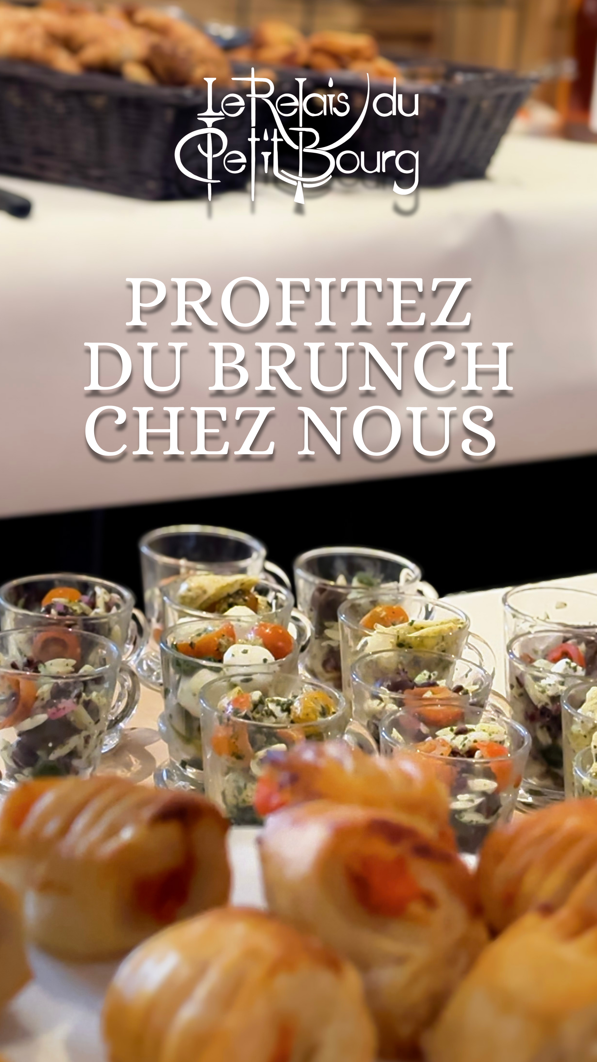 Un tas de nourriture sur une table avec les mots « profitez du brunch chez nous »
