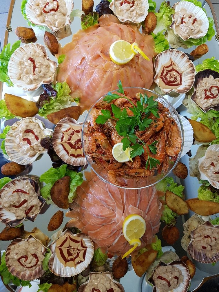 Un grand plateau rempli de nombreux types d'aliments différents.