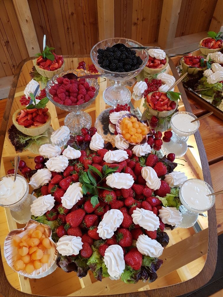 Une table garnie d'une variété de fruits et de desserts.