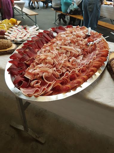 Un grand plateau de viande est posé sur une table.