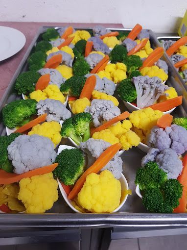 Un plateau de brocoli, de chou-fleur et de carottes sur une table