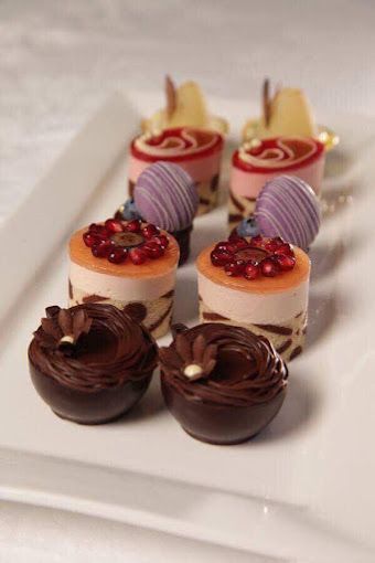 Une assiette blanche garnie d'une variété de desserts