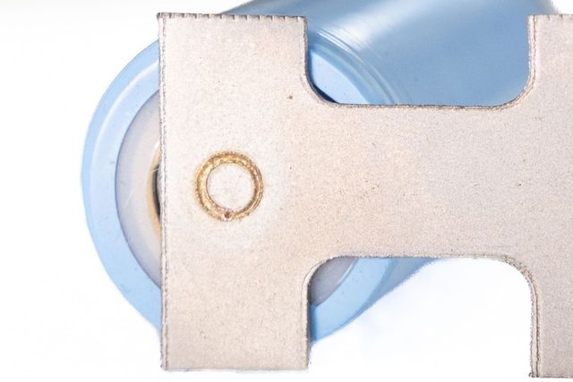 Modello 3D di un dispositivo elettronico metallico con circuiti stampati blu e bordi color rame.