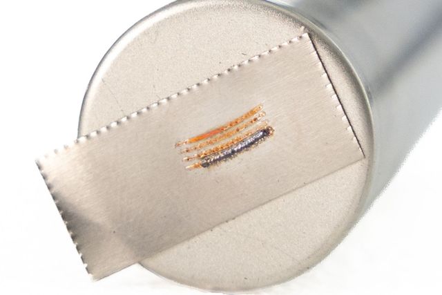 Modello 3D di un dispositivo elettronico metallico con circuiti stampati blu e bordi color rame.