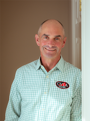 A man wearing a shirt that says cvia on it