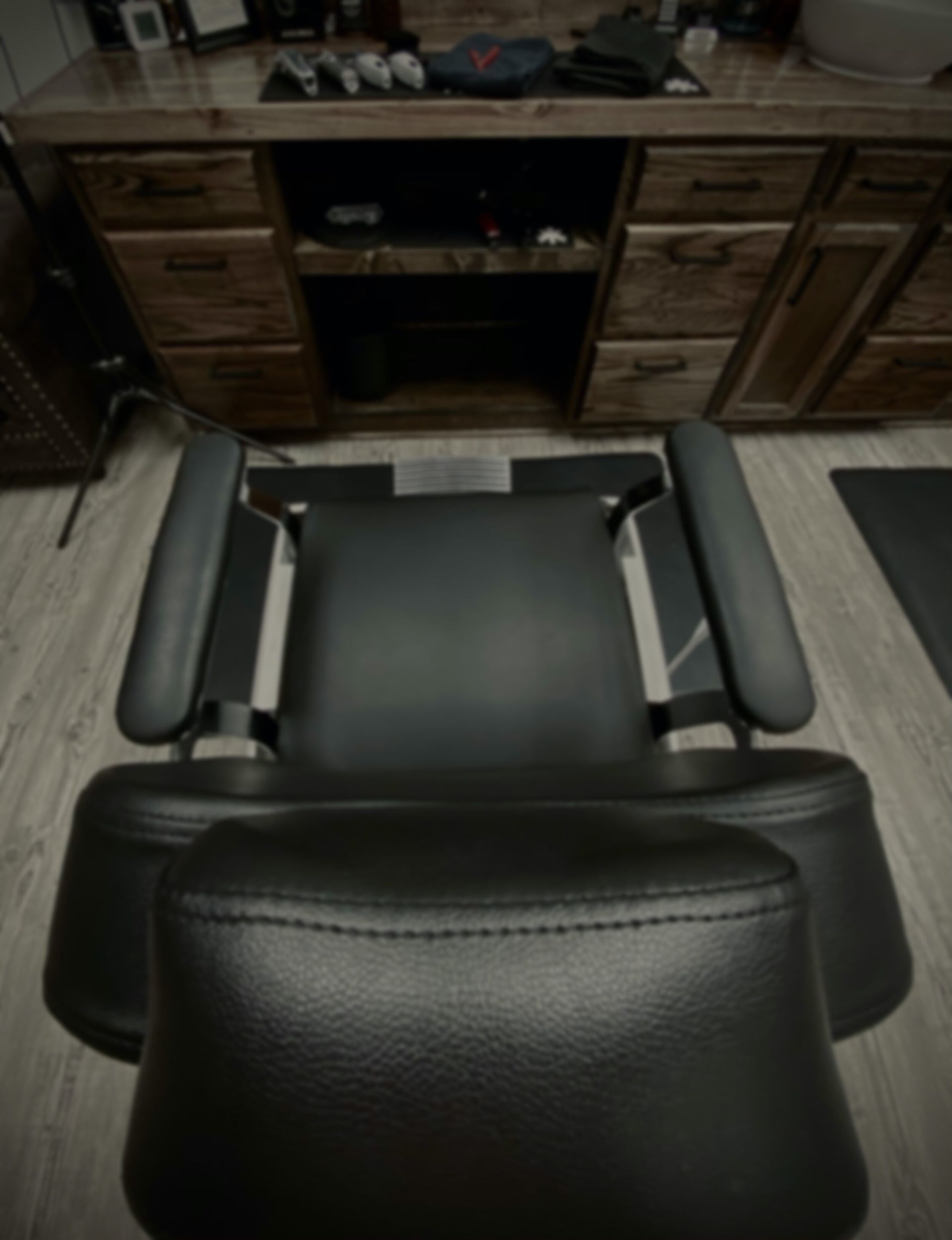 A black barber chair is sitting in a room