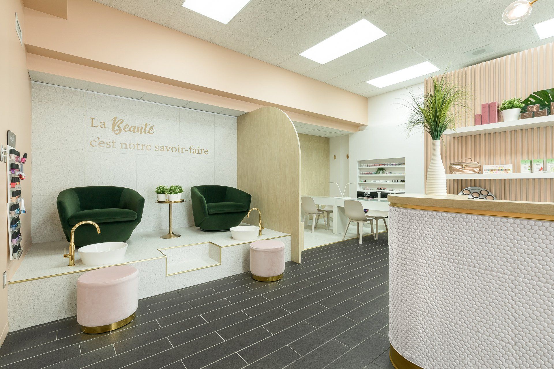 Un salon avec chaises, poufs et comptoir.