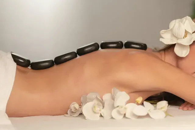 Une femme reçoit un massage aux pierres chaudes dans un spa.