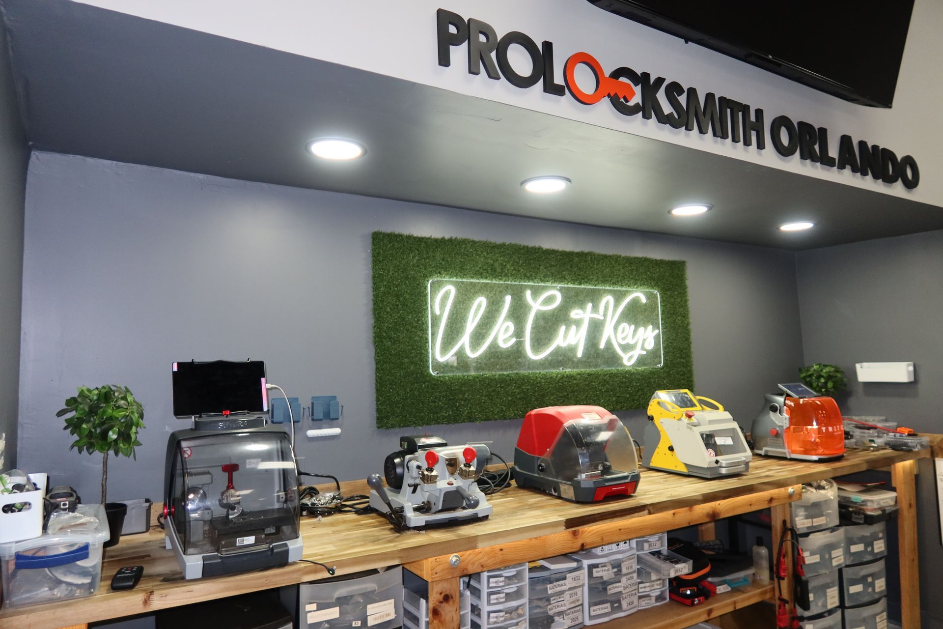 Local locksmith technician providing fast mobile locksmith service in Sanford FL