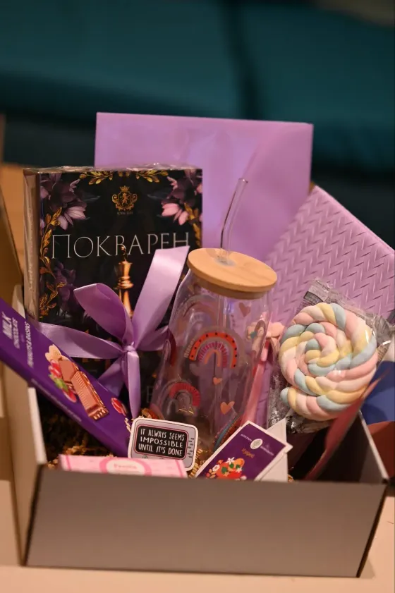 Книжна кутия роментъзи midnigh romantasy book box България