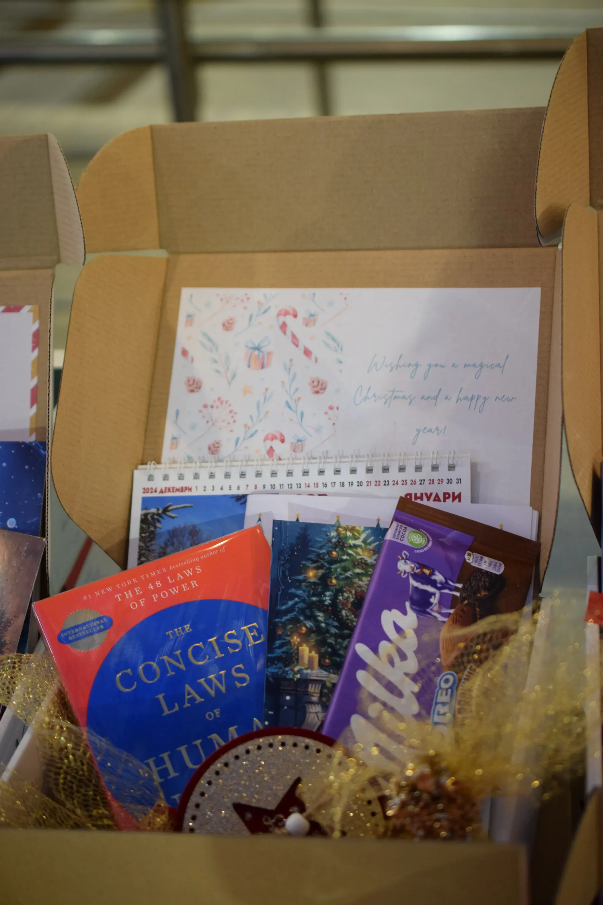 Коледна кутия с книга и подаръци Book Box Christmas