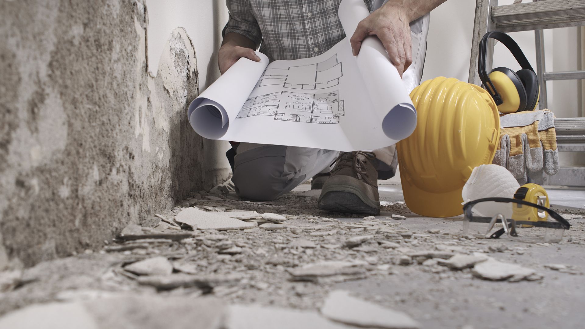 Due scale sono posizionate in una stanza in costruzione.