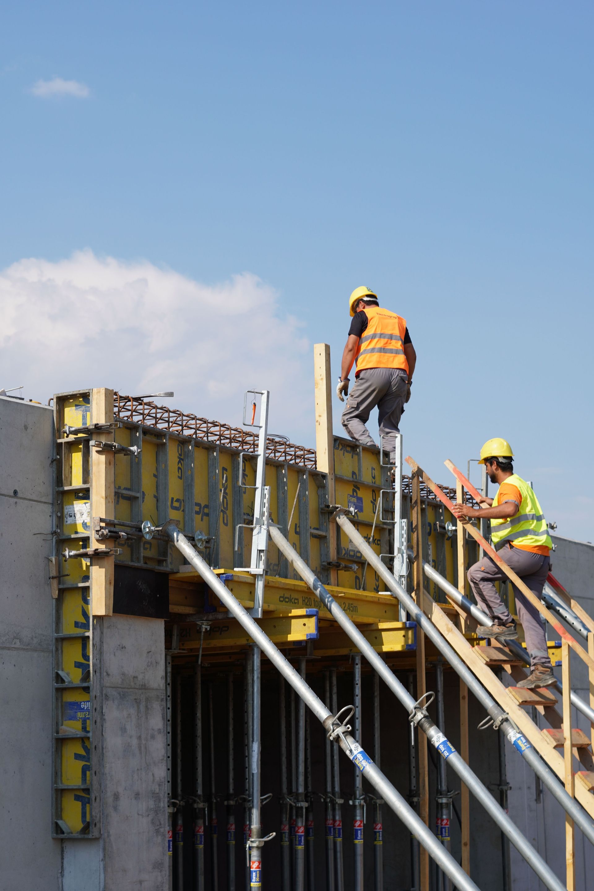 Operai al lavoro nella costruzione di un edificio