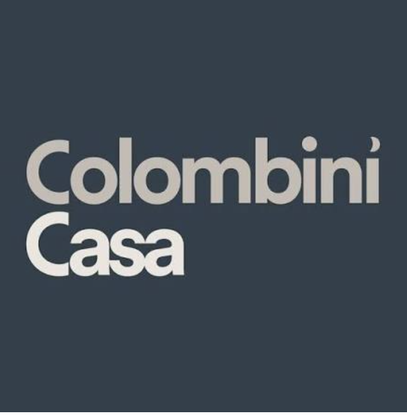 Logo di Colombini Casa in beige chiaro su sfondo grigio scuro.
