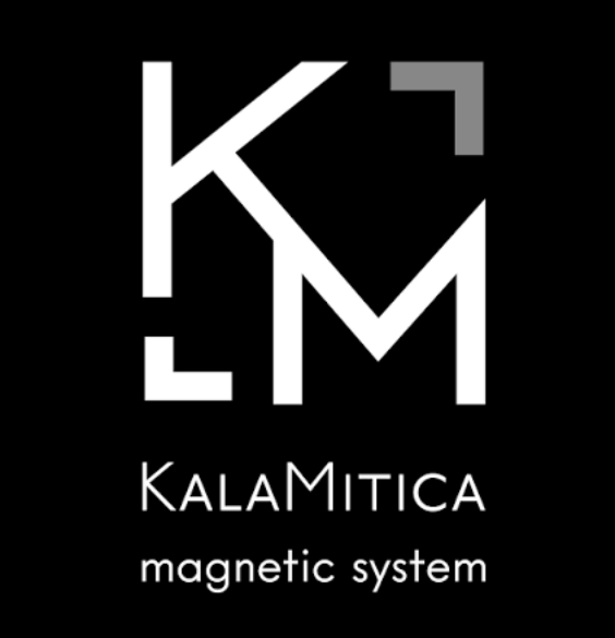 Logo del sistema magnetico KalaMica in bianco su sfondo nero.