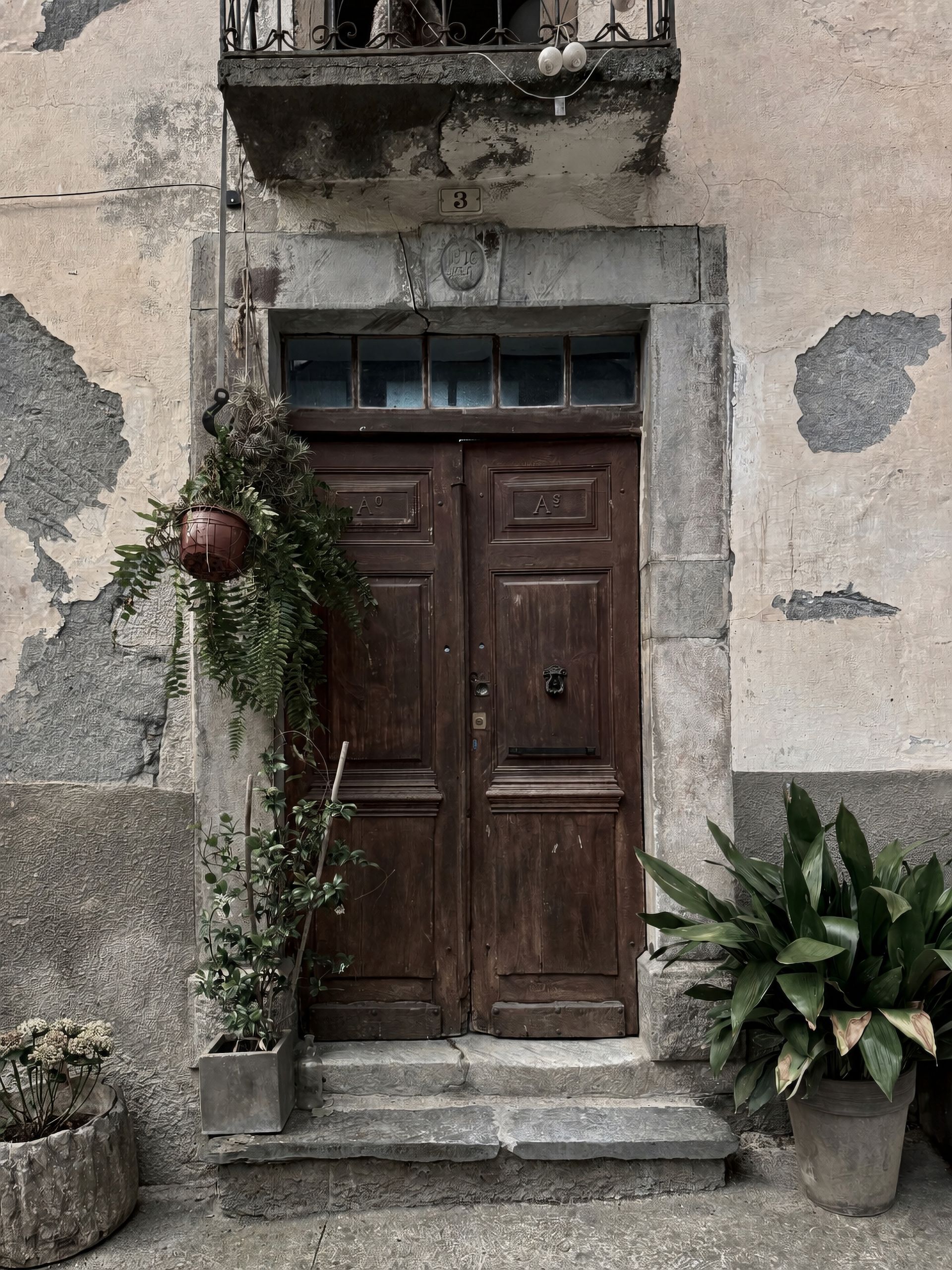 Puerta de madera y fachada de piedra de ES DETH BAILE