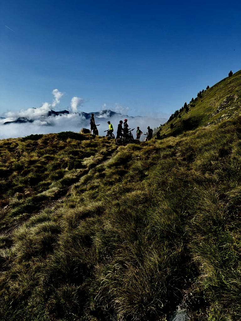 Grupo de ciclistas en un sendero de montaña