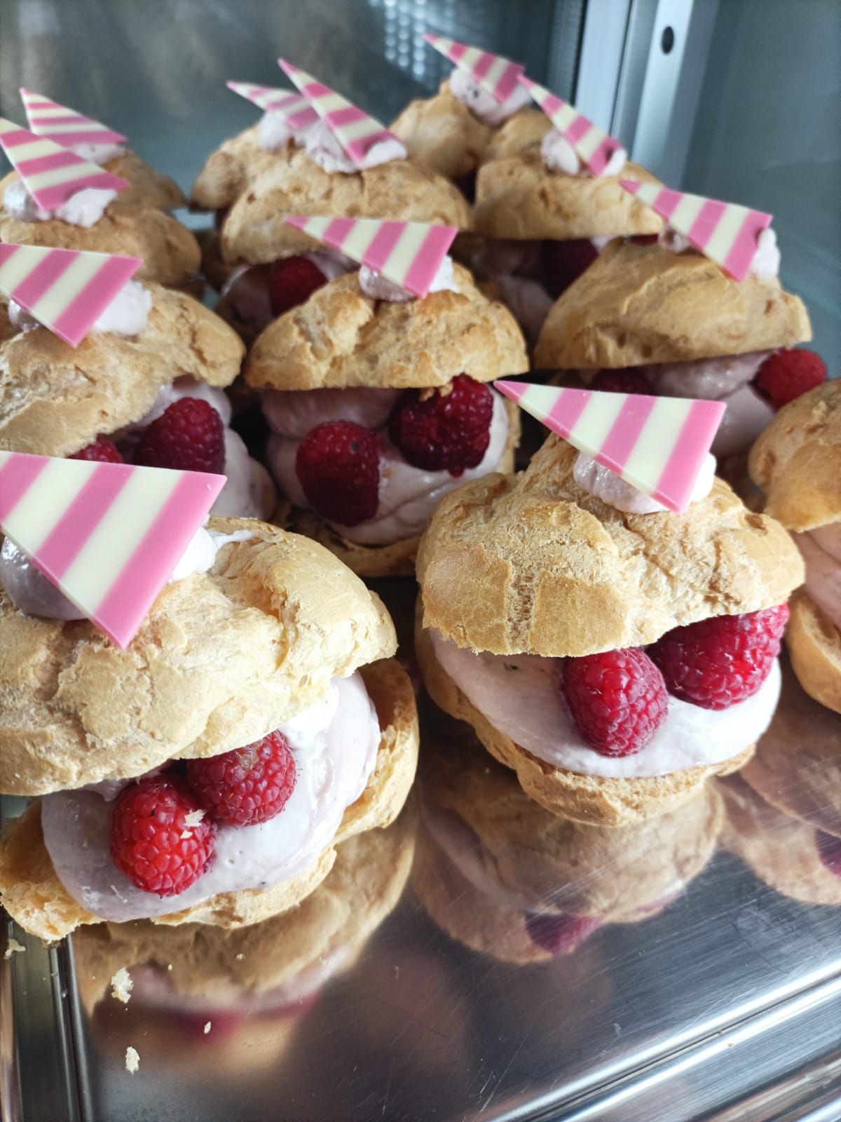 Vassoio di brioche alla crema di fragole decorate con bandierine di carta a righe rosa