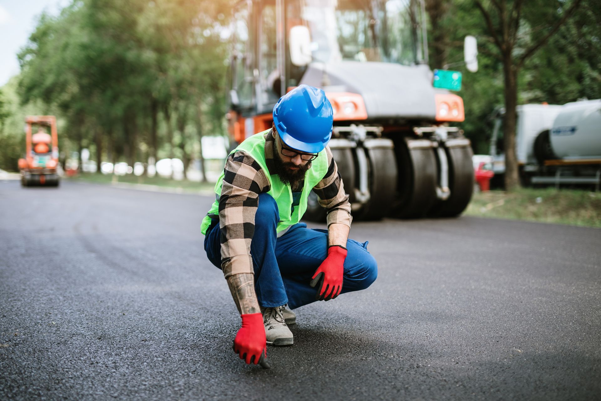 Trabajador de la construcción de carreteras en el trabajo