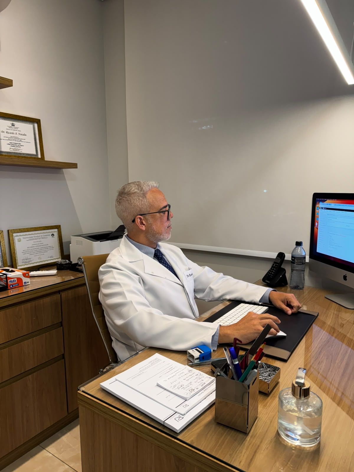 Dr Ricardo Aydar atendendo em consultório