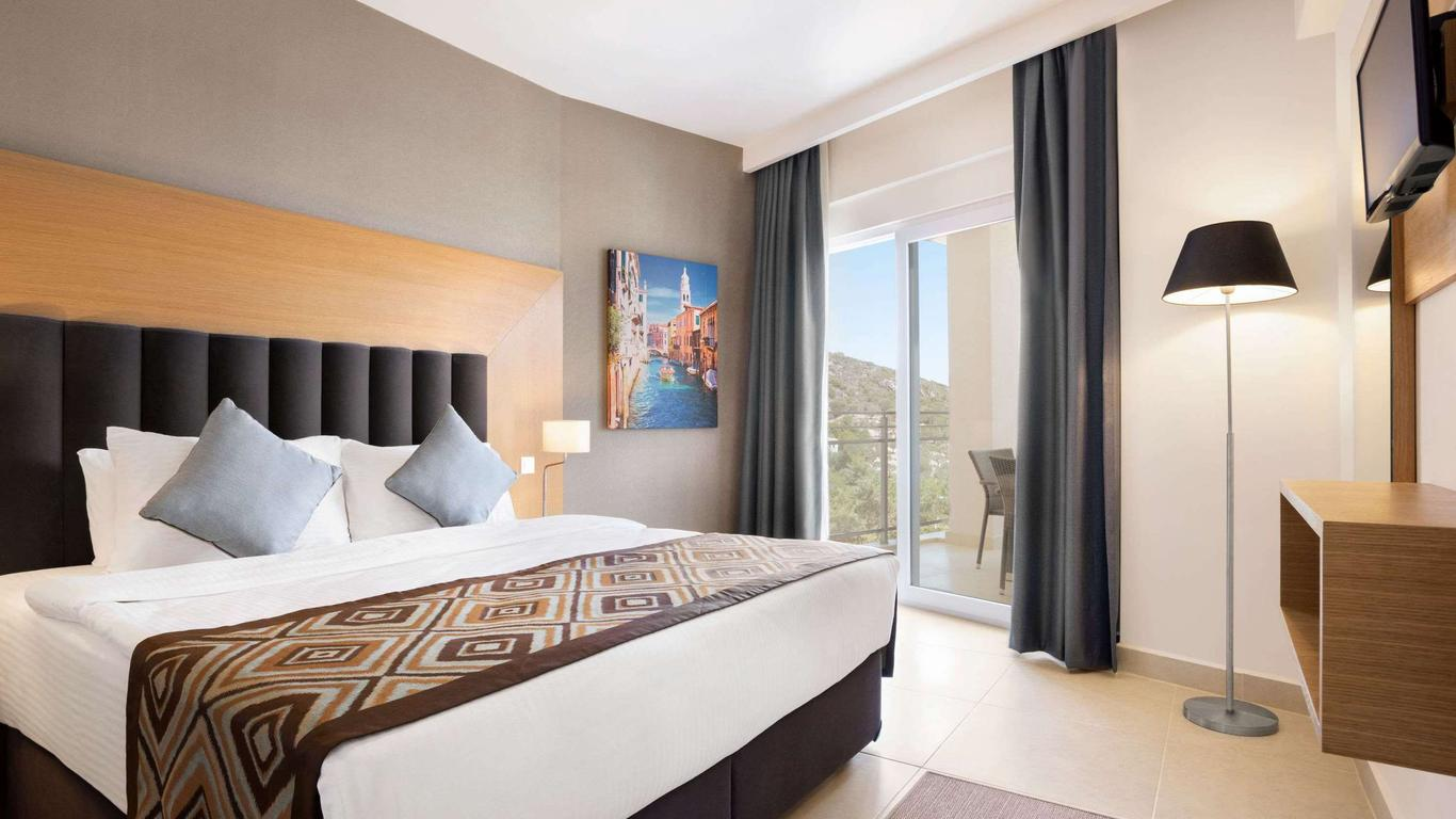 Ramada Hotels Teacher Discount Education Discount Educators who are members of The American Federation of Teachers save 20% on hotel stays at Wyndham brand hotels including Ramada, Microtel, La Quinta, Howard Johnson, Hawthorn Suites, Days Inn, Baymont, AmericInn, Super 8, Travelodge, Wingate, Wyndham, and Wyndham Garden.