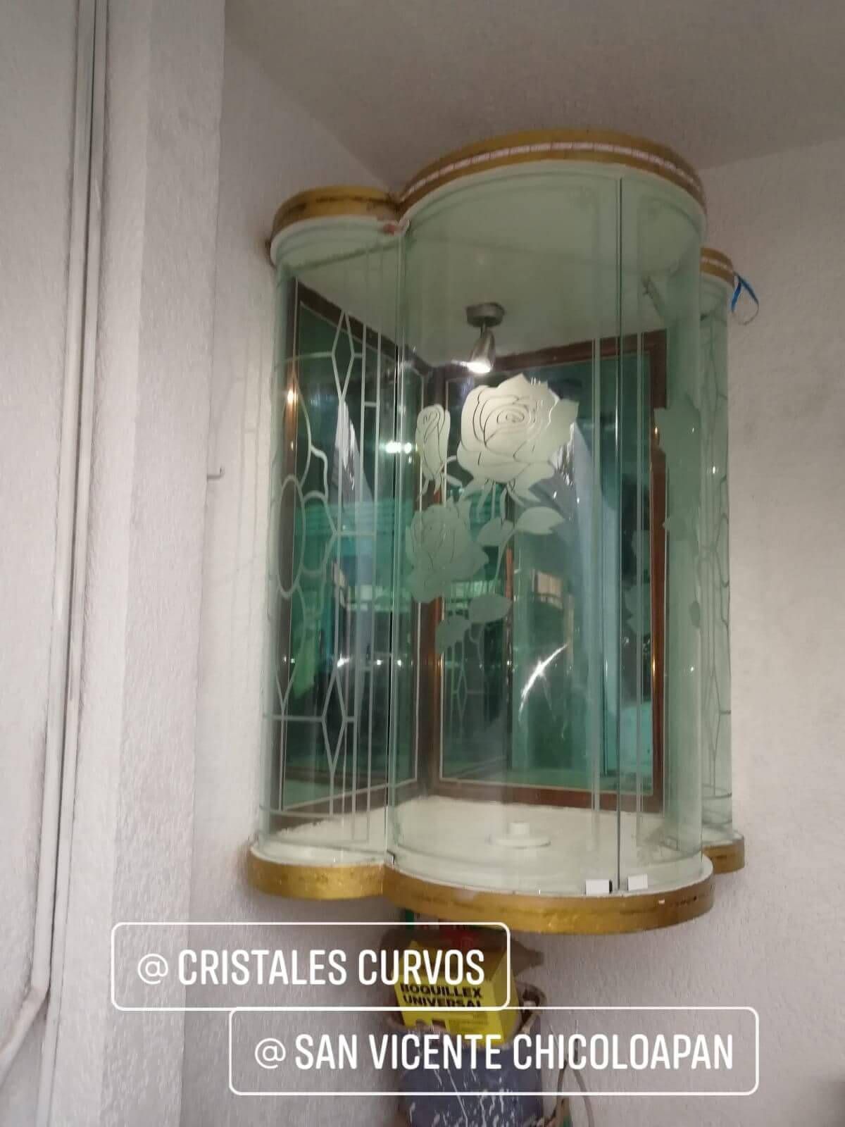 Una vitrina de cristal con una rosa blanca encima.
