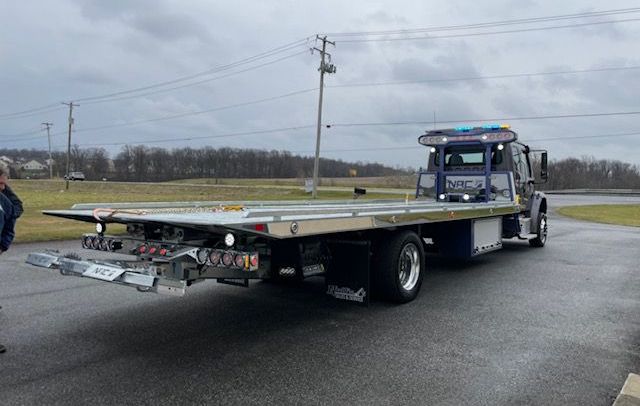 Tow Truck with empty bed