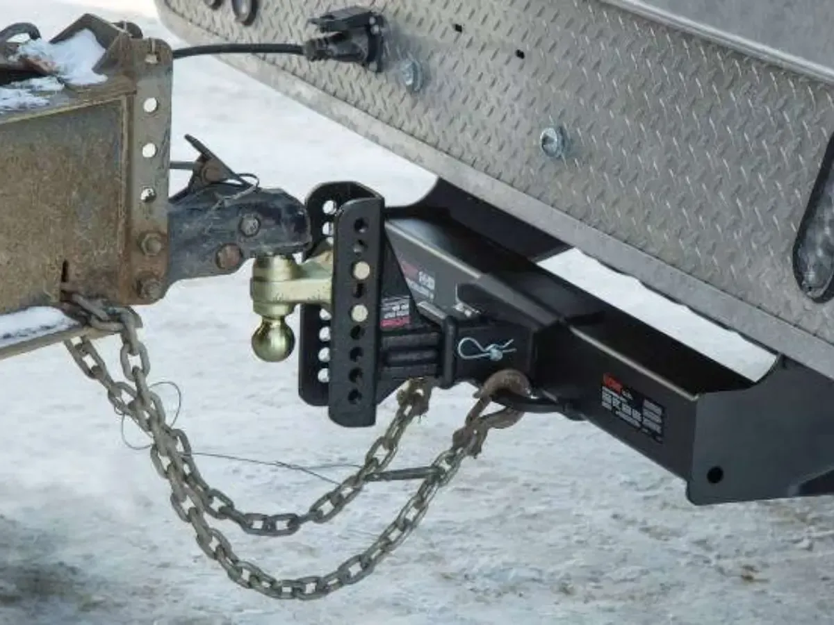 A trailer hitch with a chain attached to it