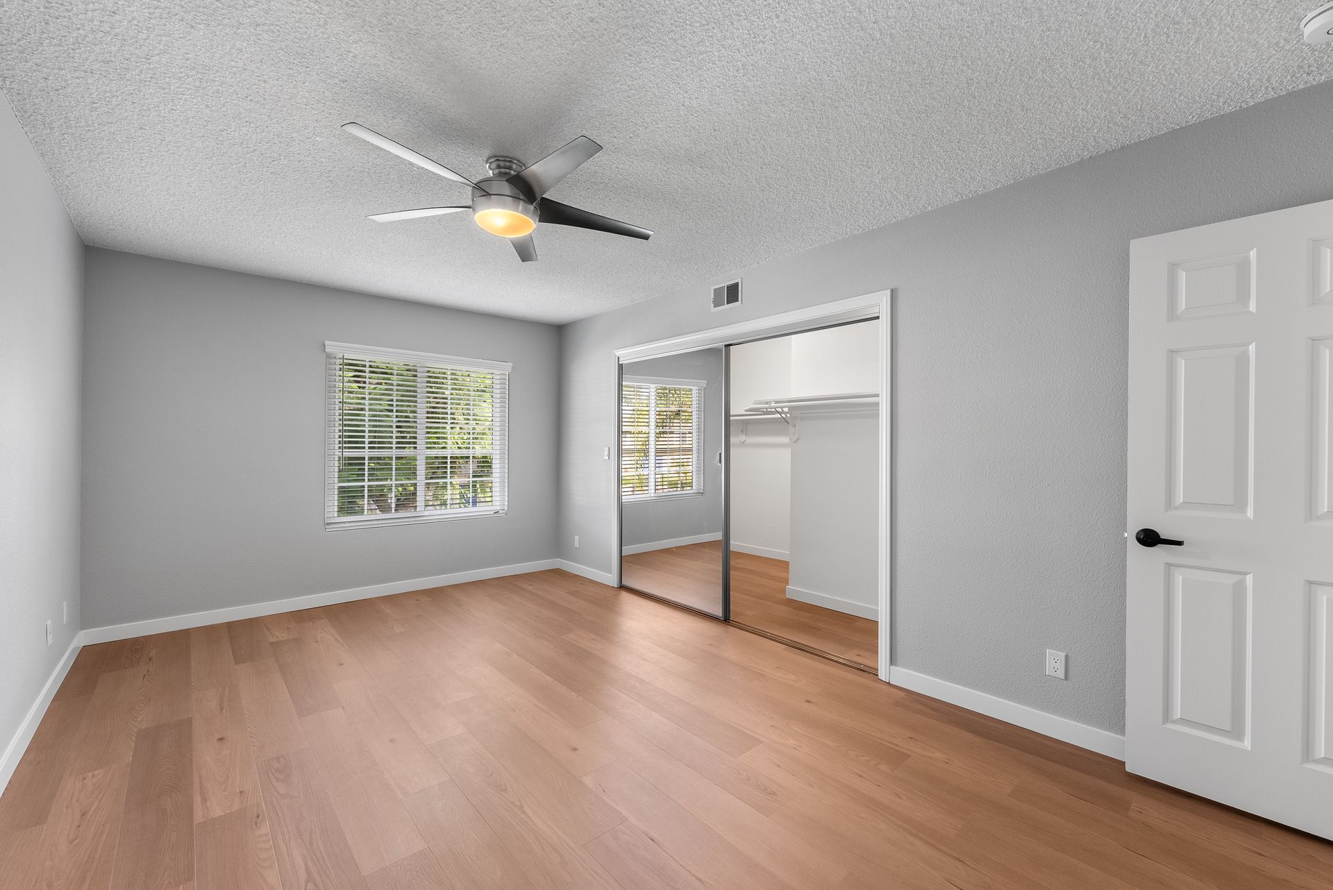 Sliding Photo Gallery Displaying Apartment Features #1