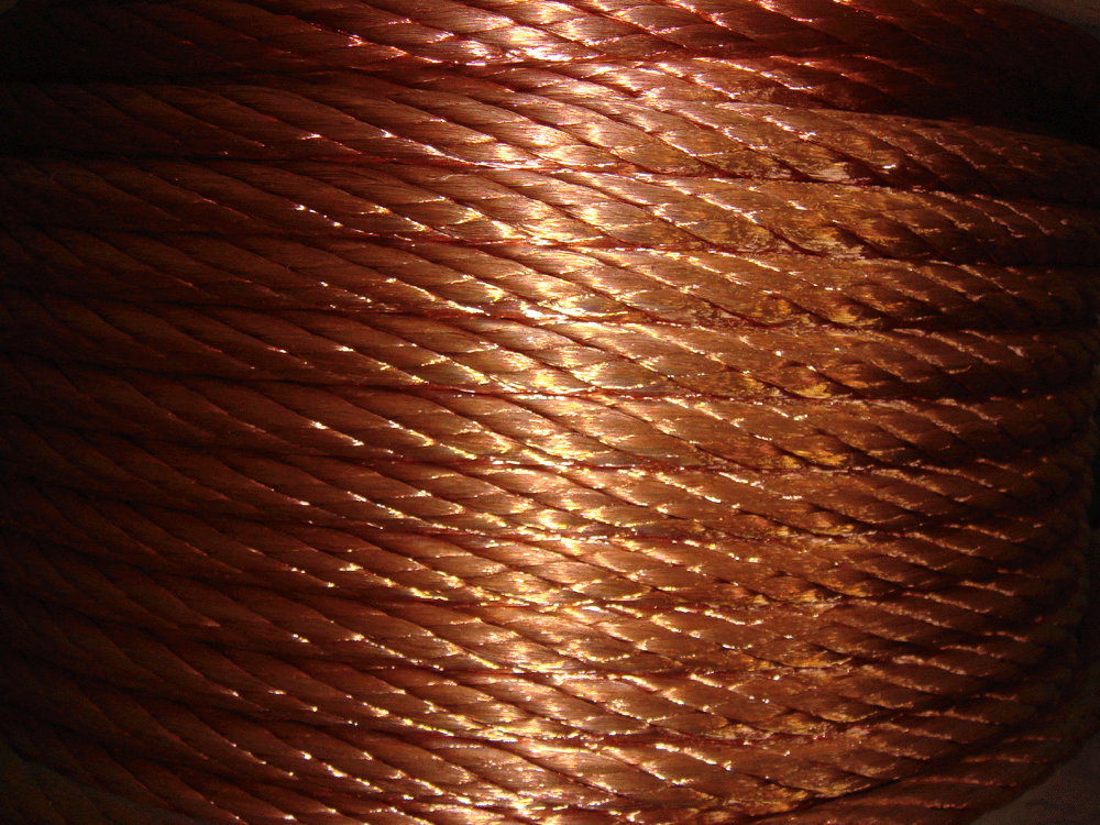 Un primo piano di una bobina di filo di rame