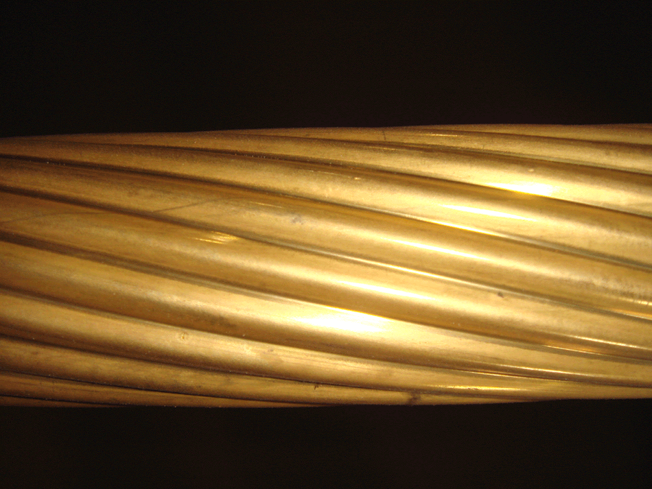 Un primo piano di un oggetto d'oro su uno sfondo nero