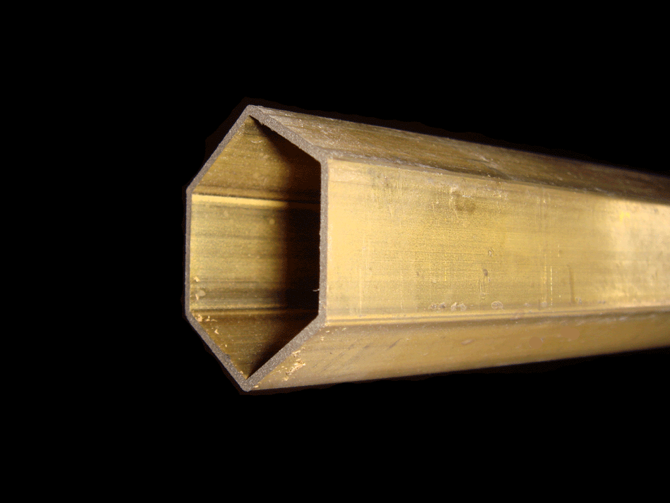 Primo piano di un tubo di ottone su uno sfondo nero.