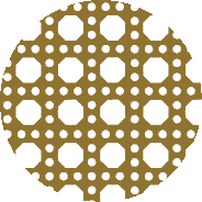 Un cerchio marrone con puntini bianchi su uno sfondo bianco.