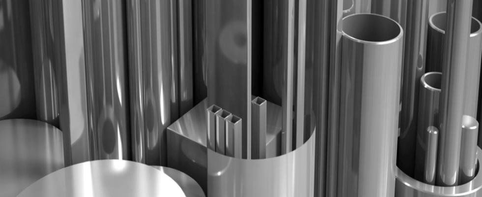Un mucchio di tubi metallici sono accatastati uno sopra l'altro.