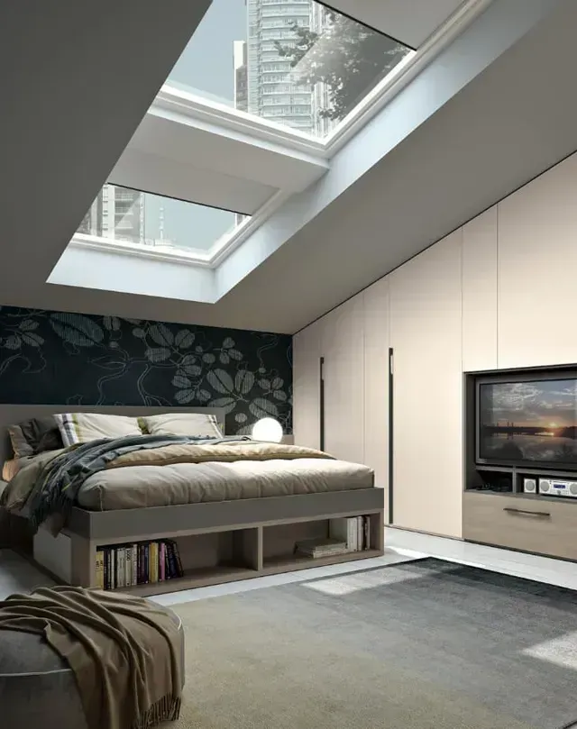 Camera da letto moderna con lucernari, letto basso, armadio a muro e TV a parete.