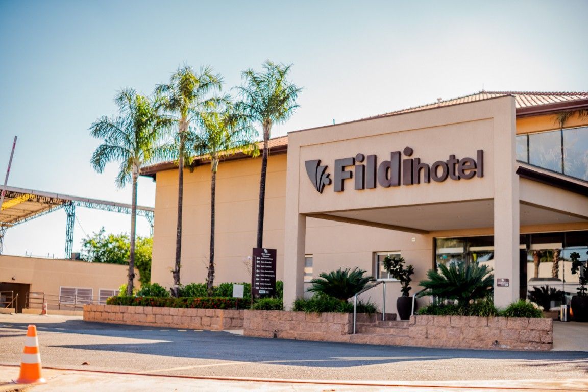 Um edifício fildihotel com palmeiras na frente