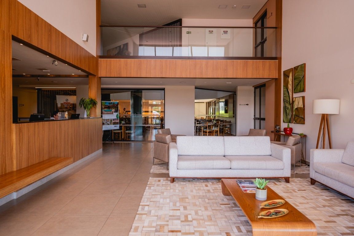 Uma sala de estar com um sofá e uma mesa de centro