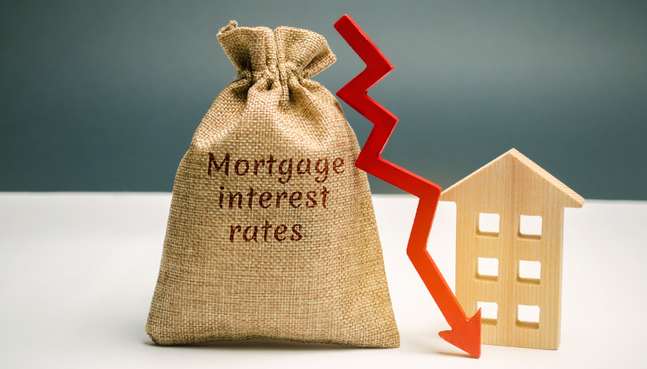 A bag of money with the words `` mortgage interest rates '' written on it next to a model house.