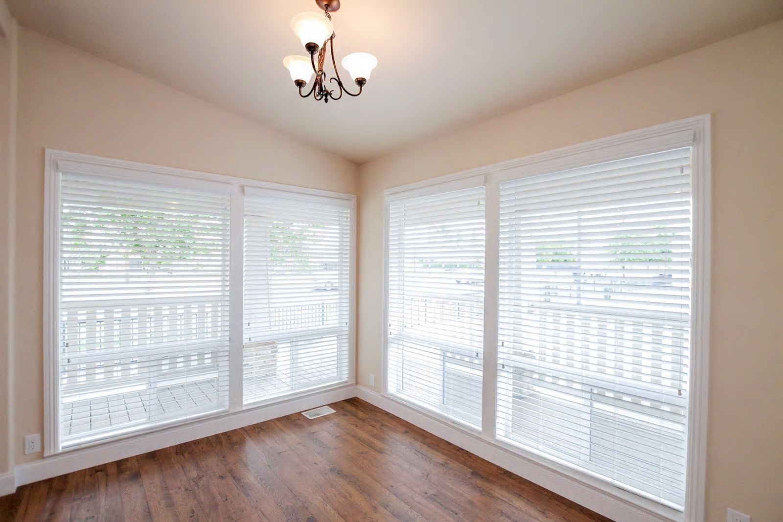 White Blinds — Bakersfield, CA — Valley Manufactured Homes, Inc.