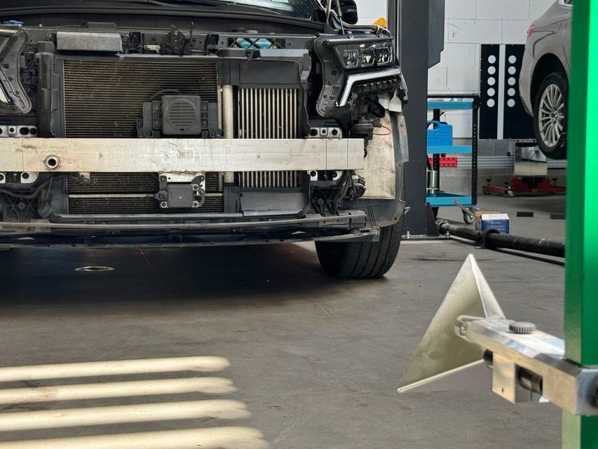 Kalibratie van de frontcamera en radar bij DC Cartechnics in Mechelen