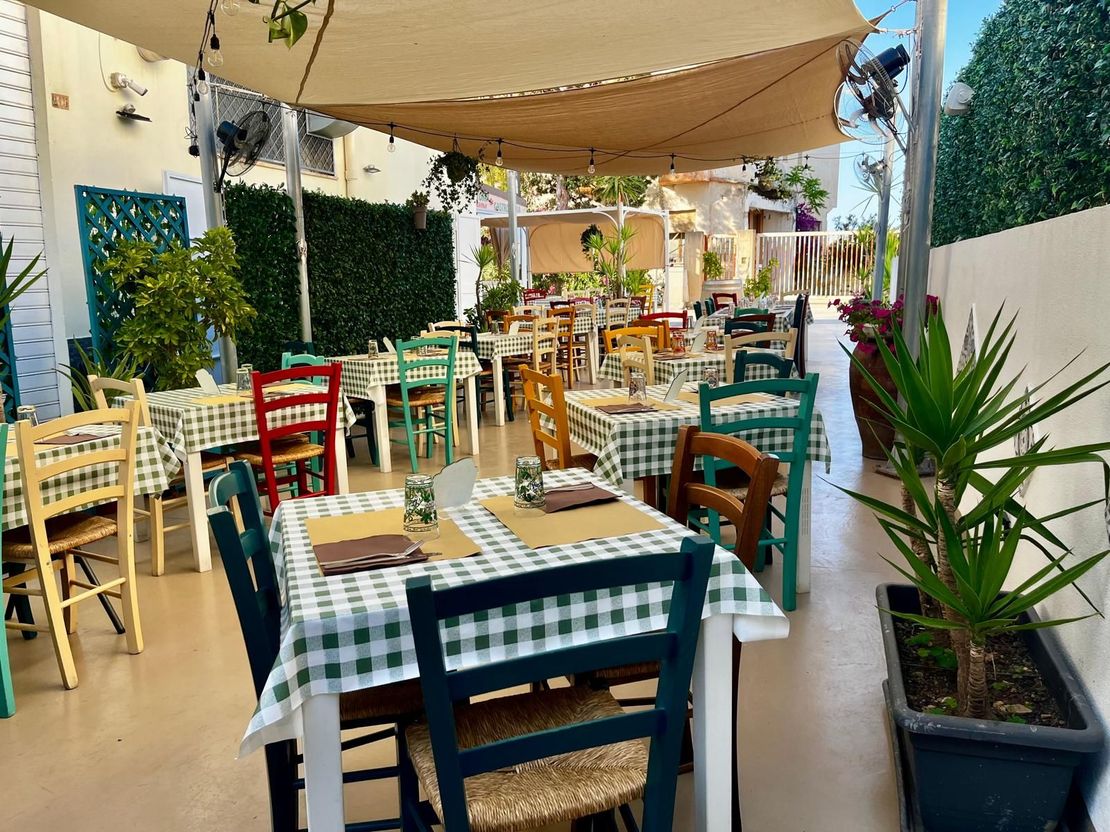 Trattoria tavoli all'aperto Castellammare del Golfo