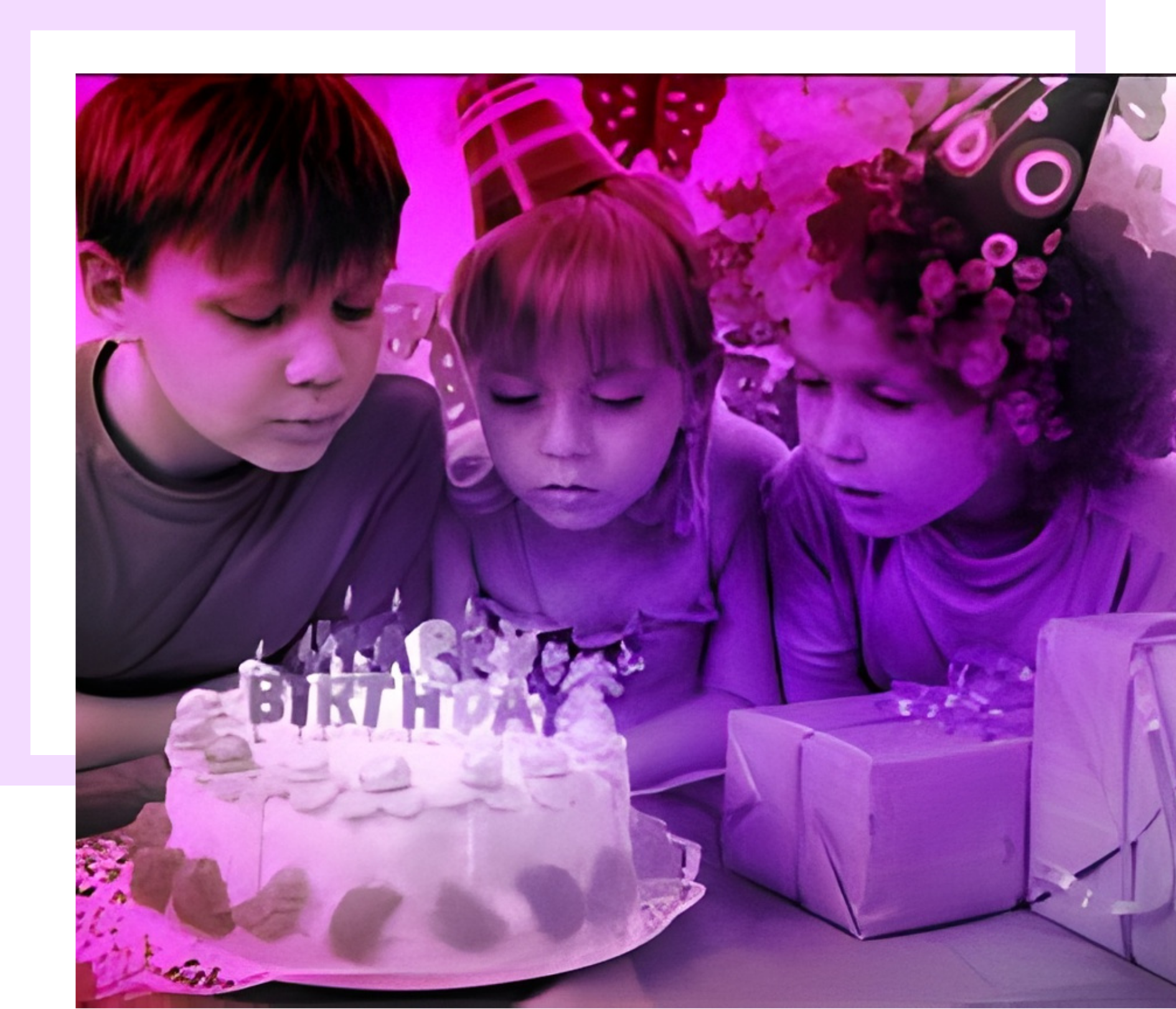 Des enfants soufflent les bougies d'un gâteau d'anniversaire ; des cadeaux sont visibles au premier plan. Teinte violette.