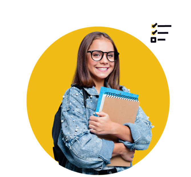 Étudiant souriant avec un sac à dos et des cahiers devant un cercle jaune sur fond blanc