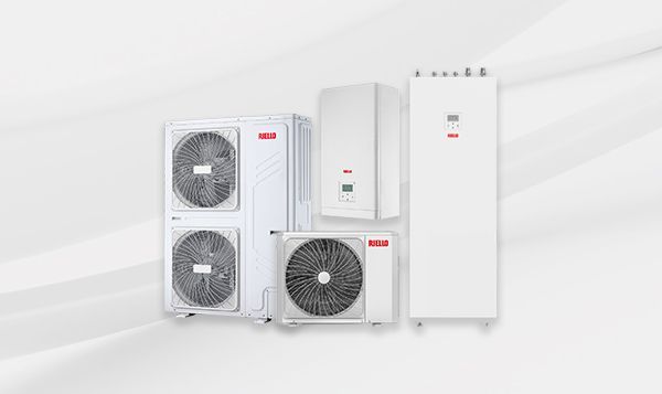 Pompa di calore HVAC bianca e unità interne disposte su uno sfondo grigio chiaro