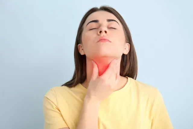 La tiroides es una glandula con forma de mariposa ubicada en la parte delantera del cuello