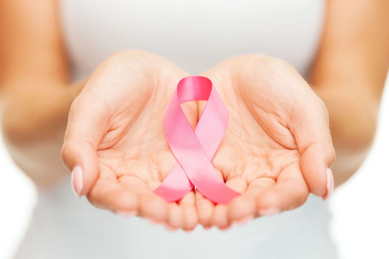 mani con fiocco rosa