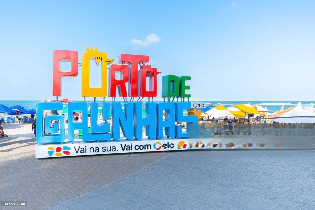Uma placa na praia que diz porto de grunhas